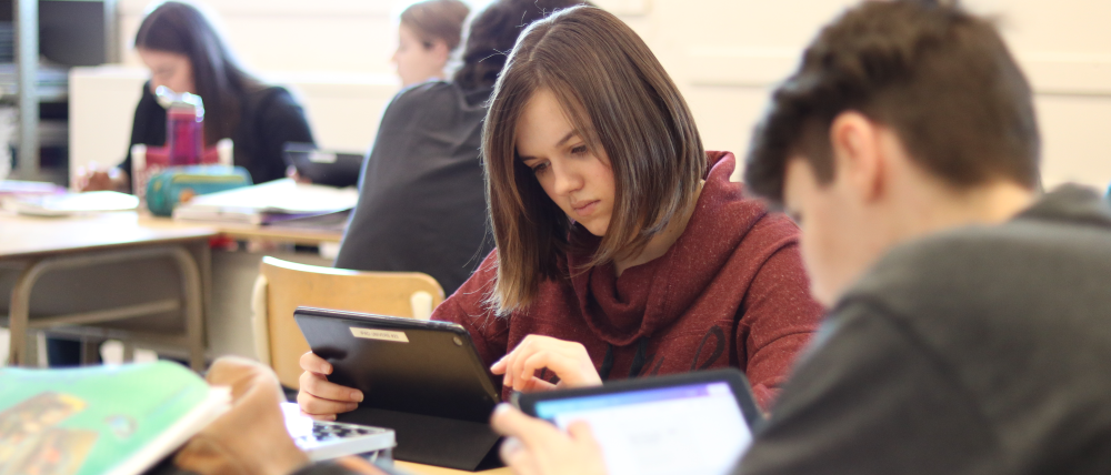 Élève qui tient une tablette